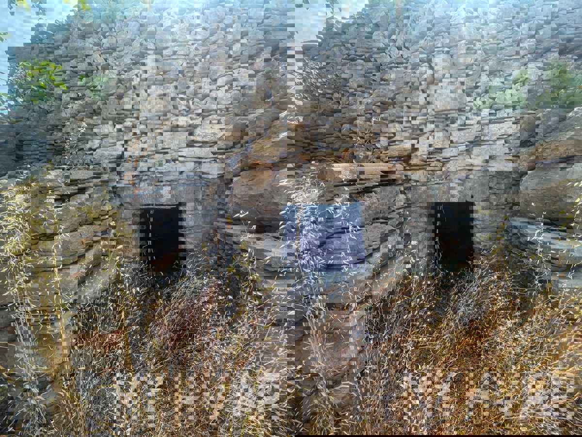 Casa bifamiliare con capanne in pietra a Bogomolje