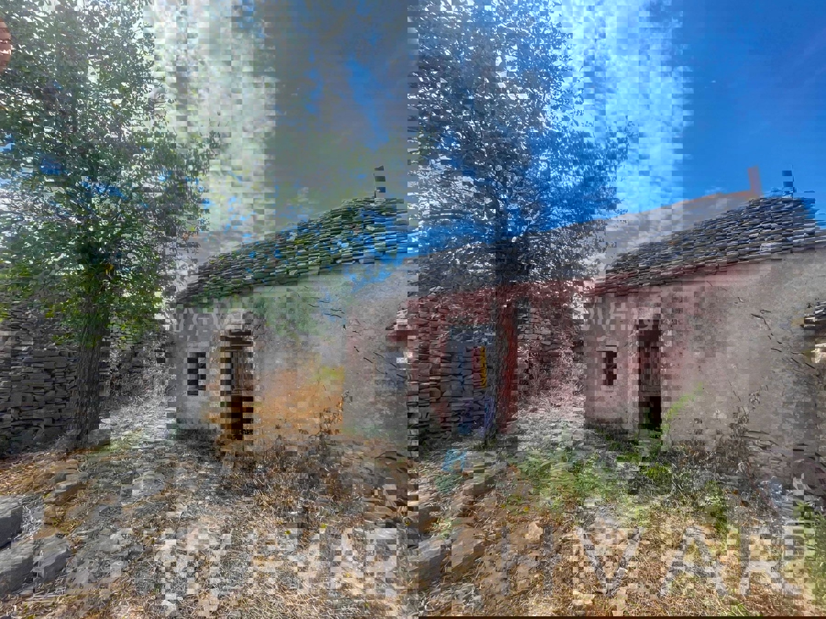  Casa bifamiliare con capanne in pietra a Bogomolje