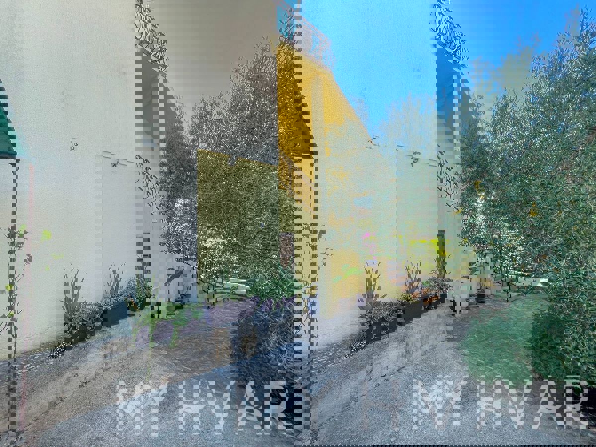 Casa indipendente in posizione tranquilla a Stari Grad