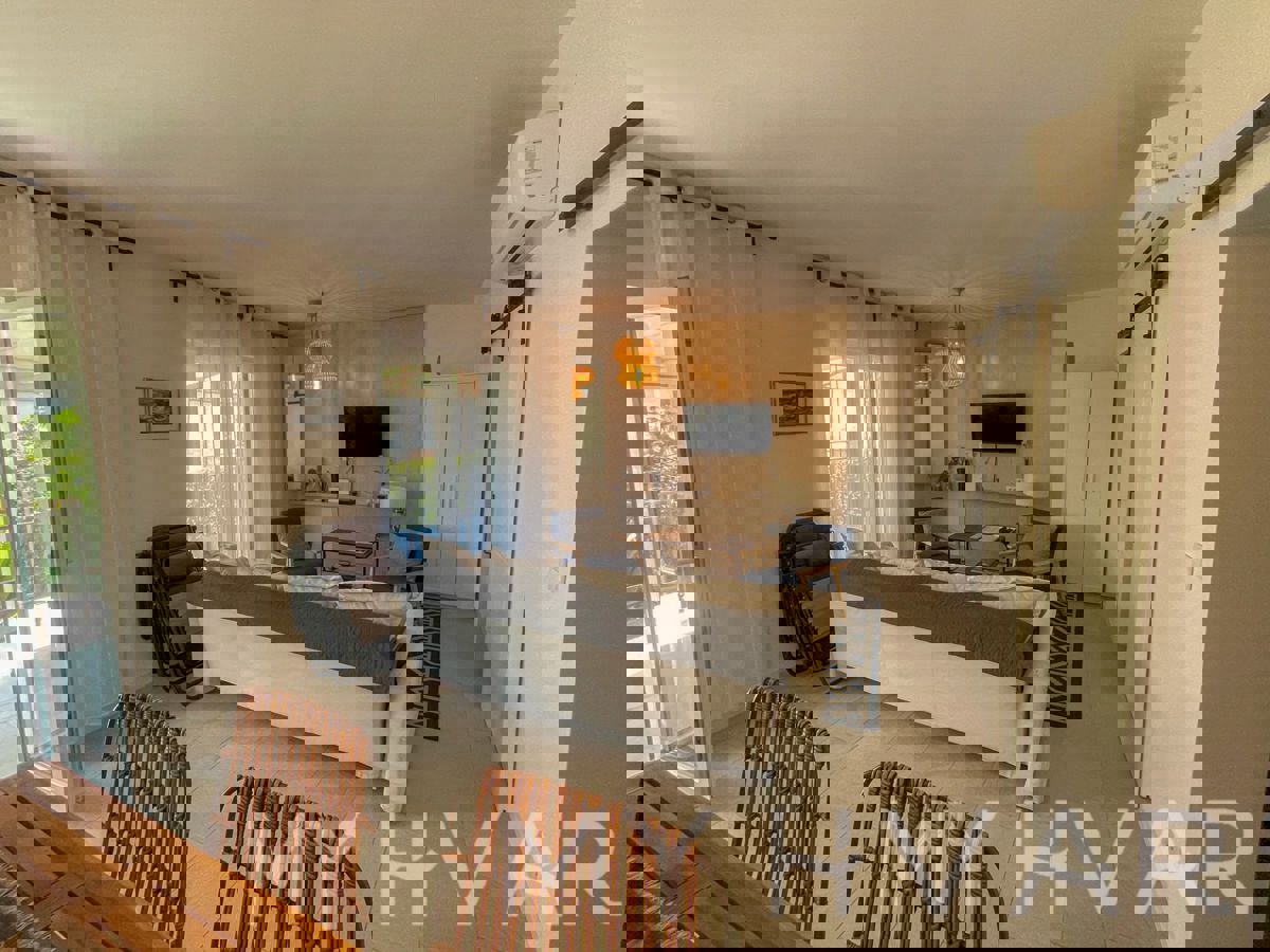 Casa indipendente in posizione tranquilla a Stari Grad