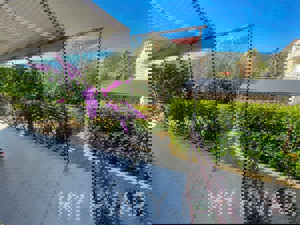 Casa indipendente in posizione tranquilla a Stari Grad