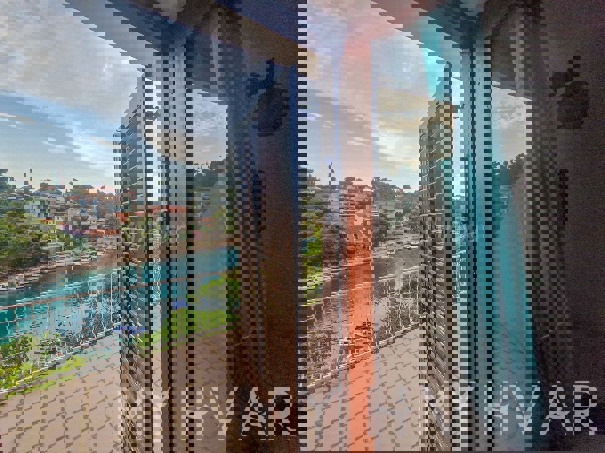 Appartamento in casa prima fila mare