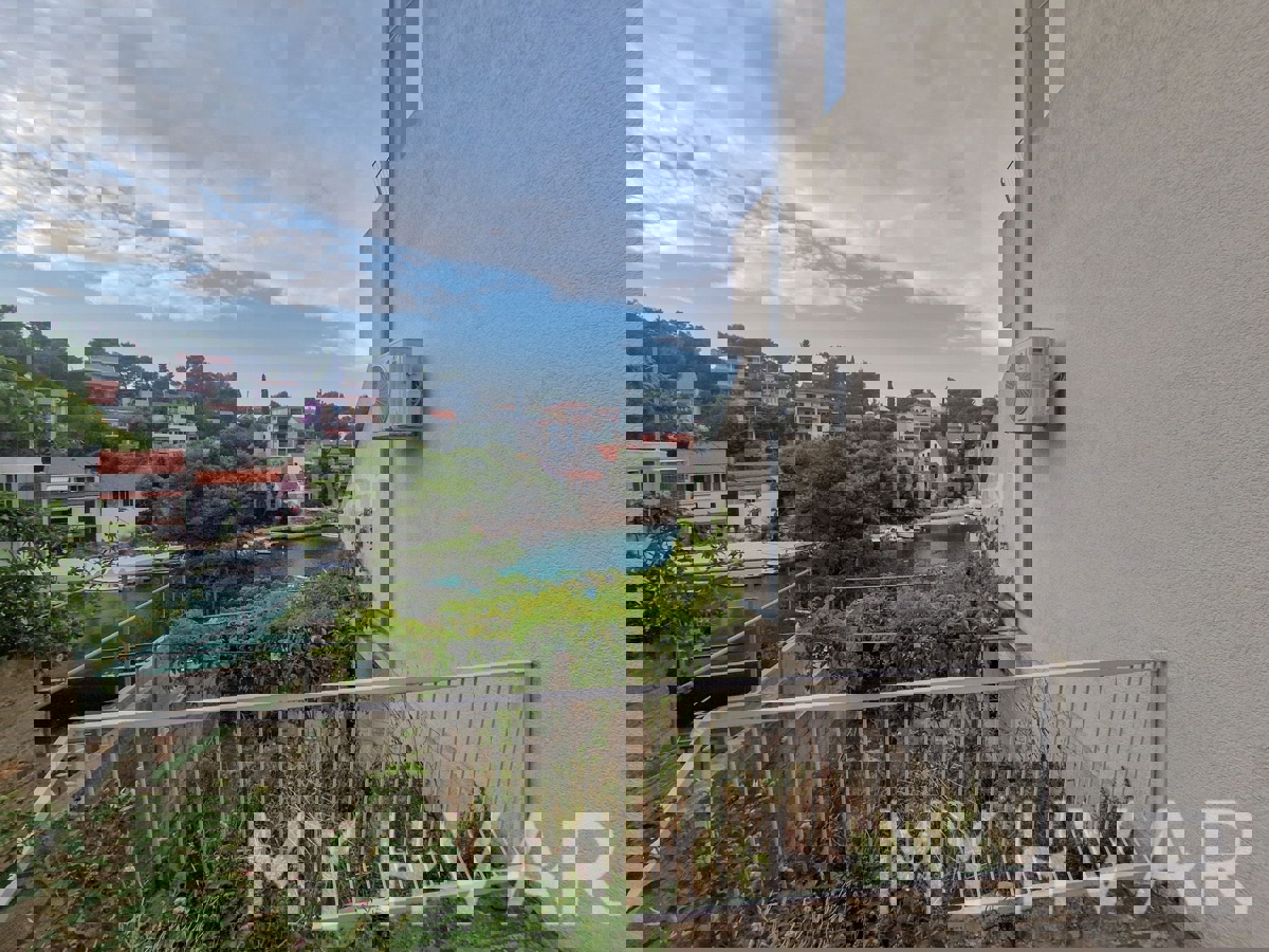 Appartamento in casa prima fila mare