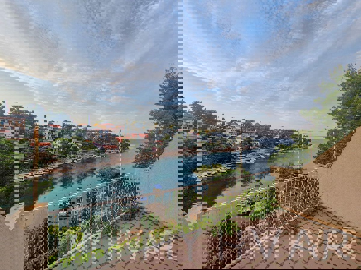 Appartamento in casa prima fila mare