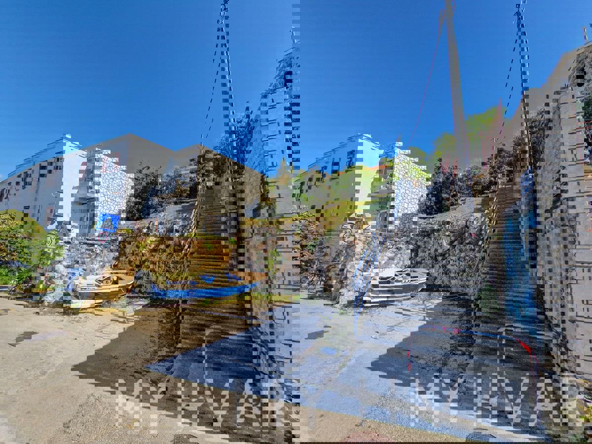 Terreno edificabile con progetto nella città di Hvar