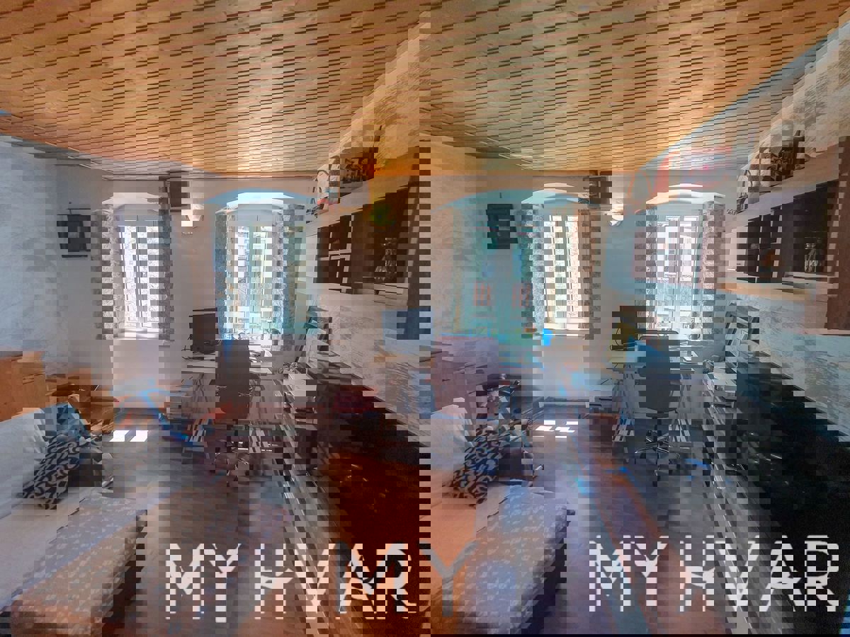 Casa in pietra nascosta a Jelsa