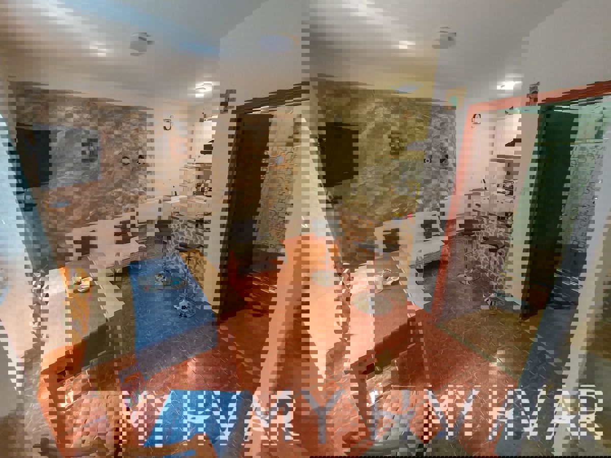 Casa in pietra nascosta a Jelsa