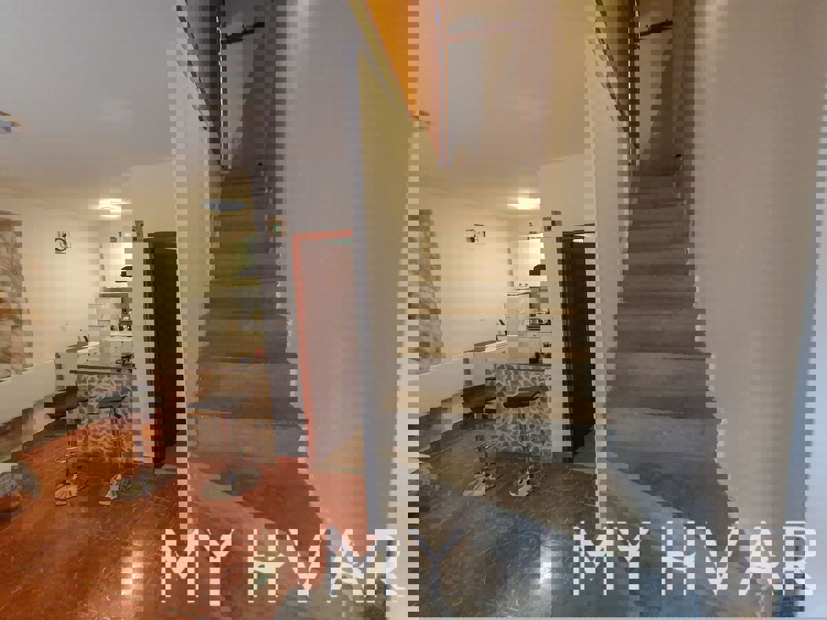 Casa in pietra nascosta a Jelsa