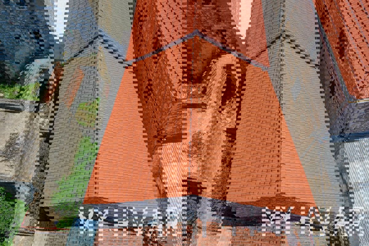 Casa in pietra nascosta a Jelsa