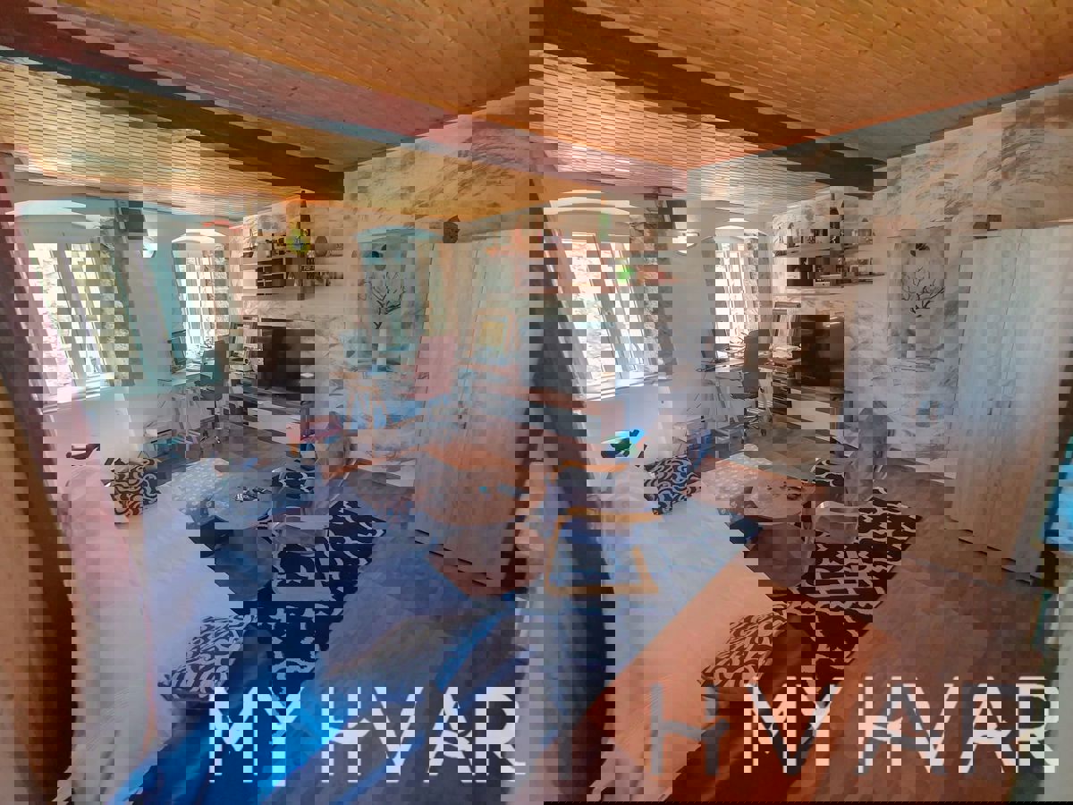 Casa in pietra nascosta a Jelsa