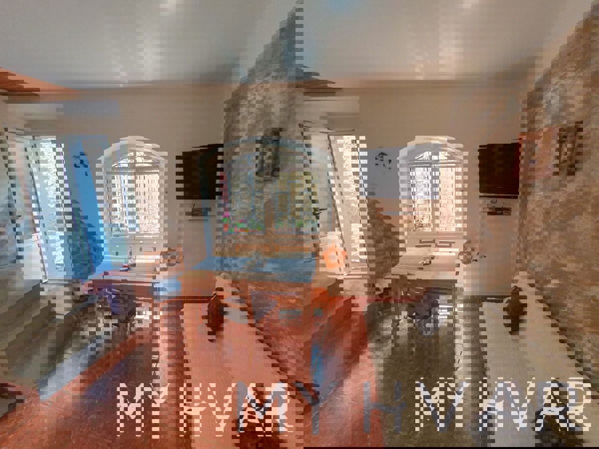 Casa in pietra nascosta a Jelsa