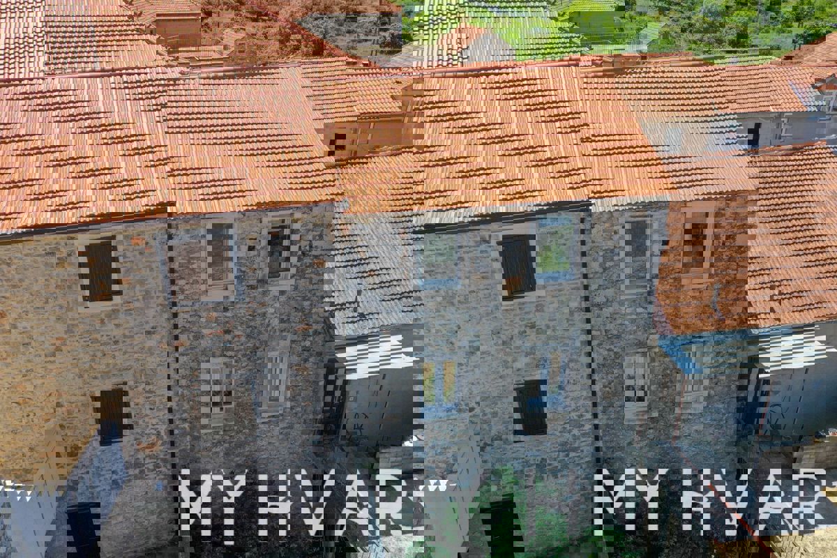 Casa in pietra nascosta a Jelsa