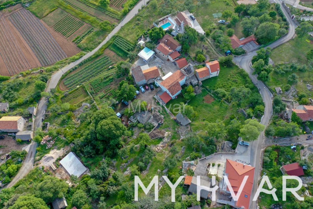 Terreno edificabile con casa in pietra e capanna a Dol