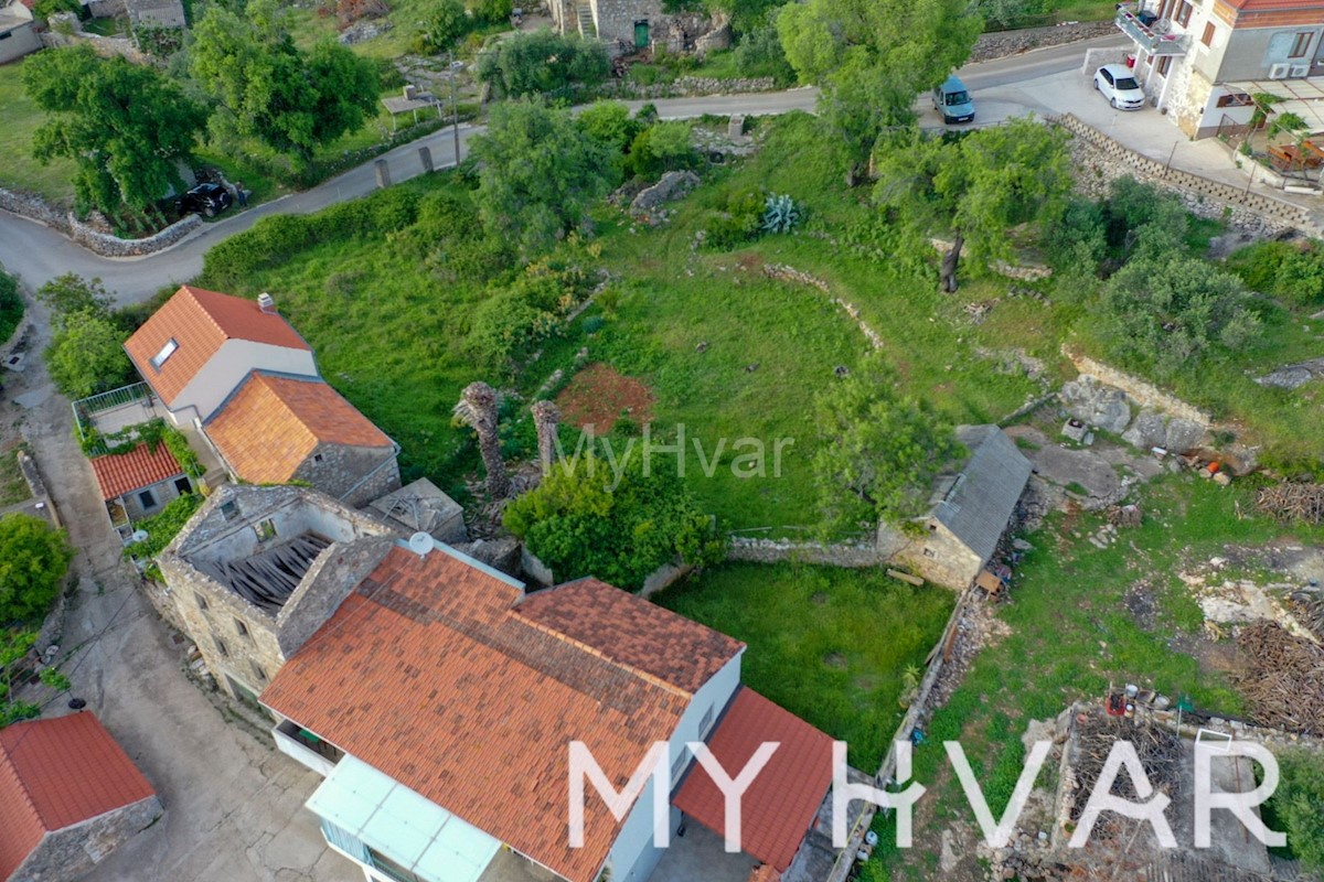 Terreno edificabile con casa in pietra e capanna a Dol