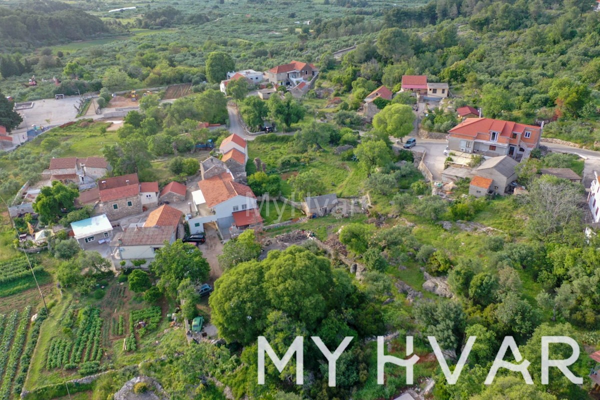 Terreno edificabile con casa in pietra e capanna a Dol