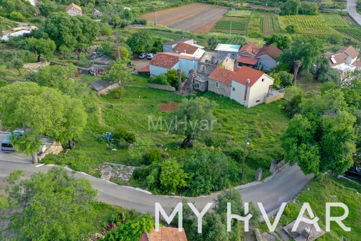 Terreno edificabile con casa in pietra e capanna a Dol