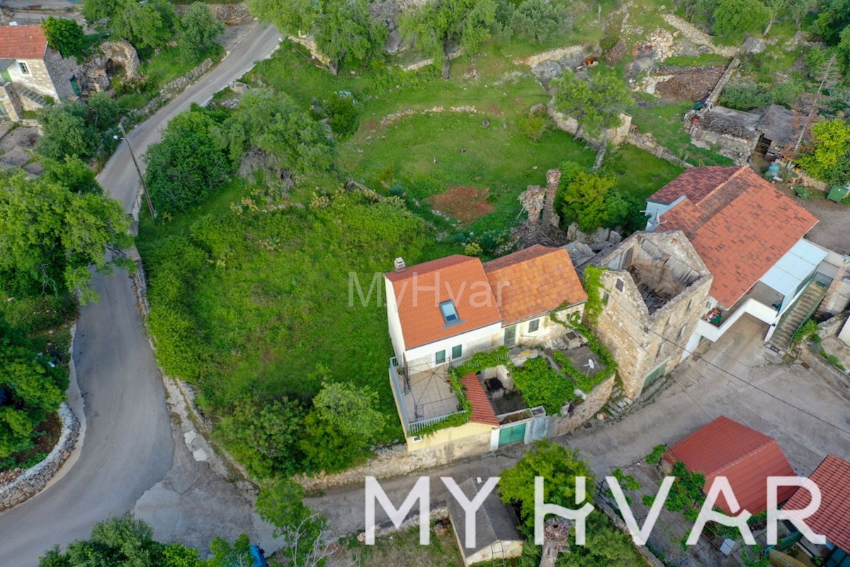 Terreno edificabile con casa in pietra e capanna a Dol