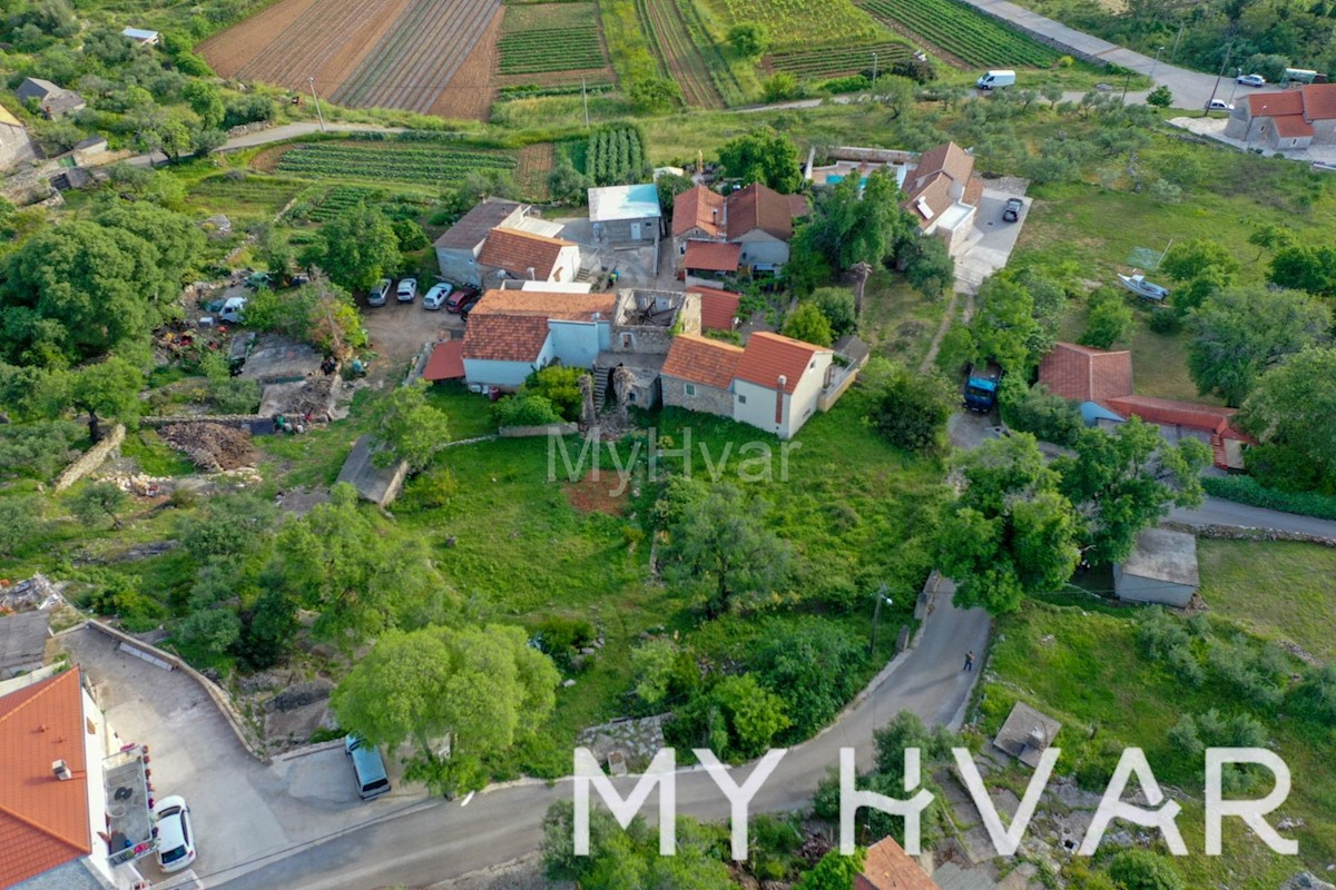 Terreno edificabile con casa in pietra e capanna a Dol