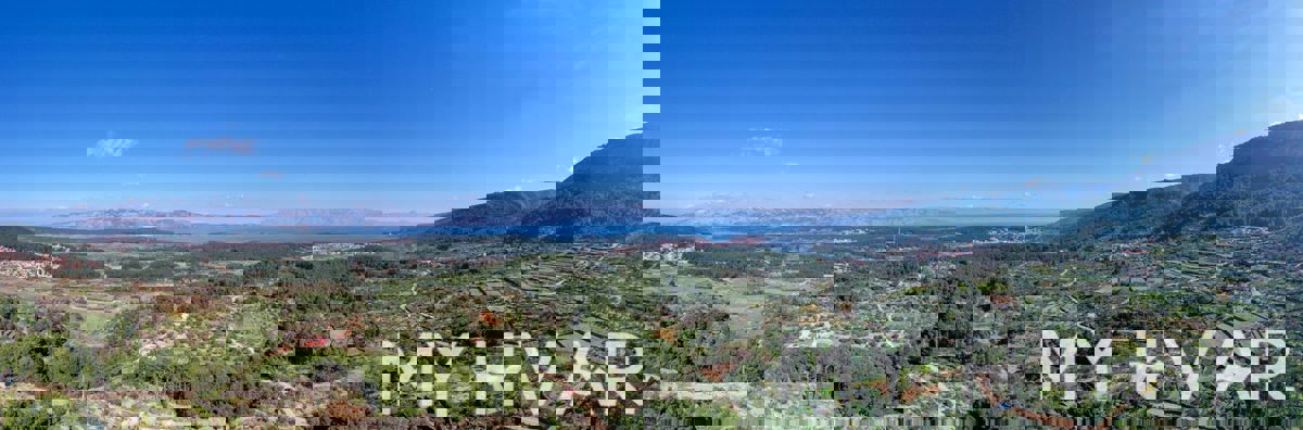 Terreno edificabile a Vrisnik con vista sul mare