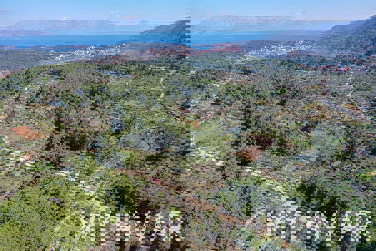 Terreno edificabile a Vrisnik con vista sul mare