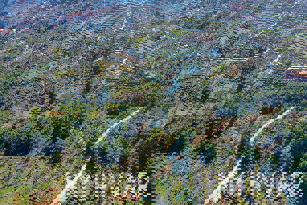 Terreno edificabile a Vrisnik con vista sul mare