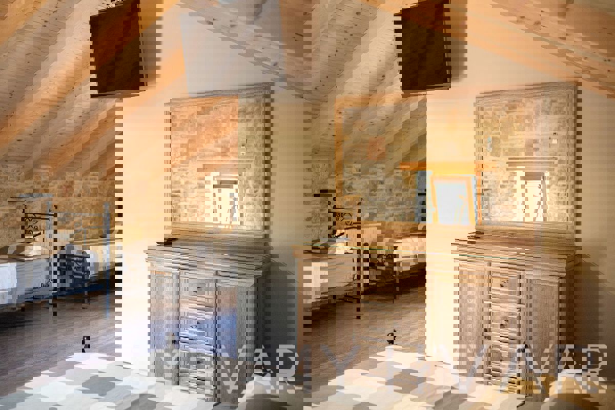 Villa di Campagna di Lusso con Piscina a Dol