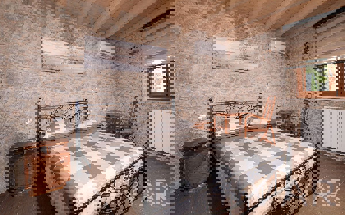 Villa di Campagna di Lusso con Piscina a Dol