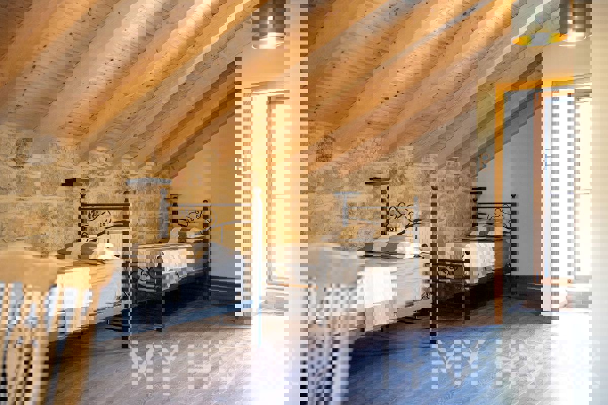 Villa di Campagna di Lusso con Piscina a Dol