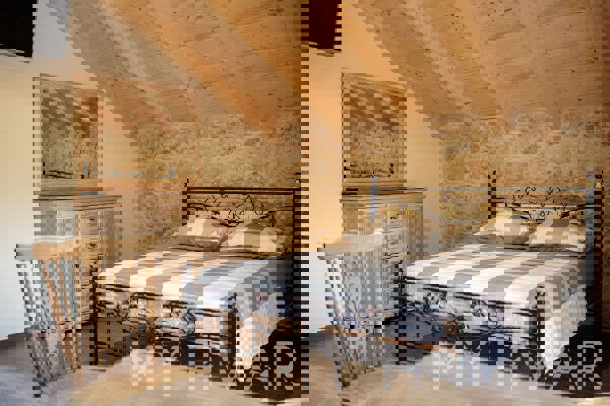 Villa di Campagna di Lusso con Piscina a Dol