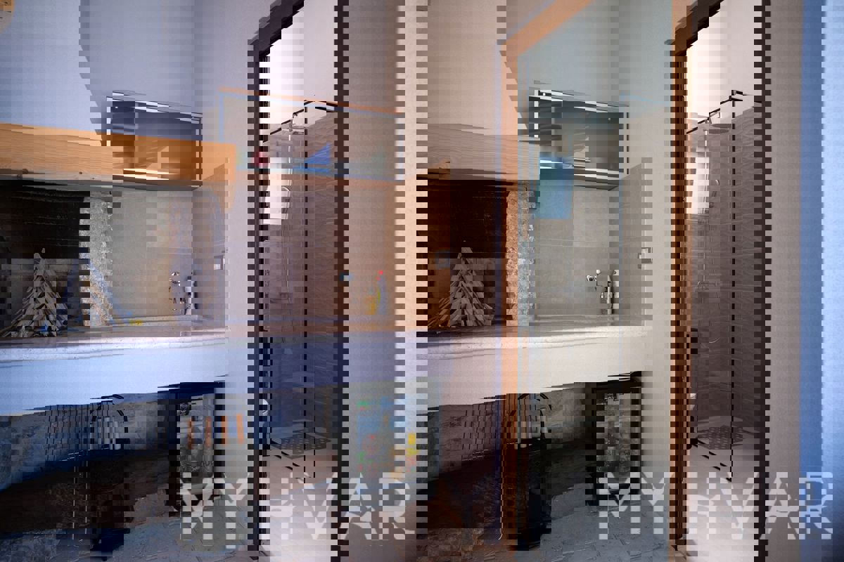 Villa di Campagna di Lusso con Piscina a Dol