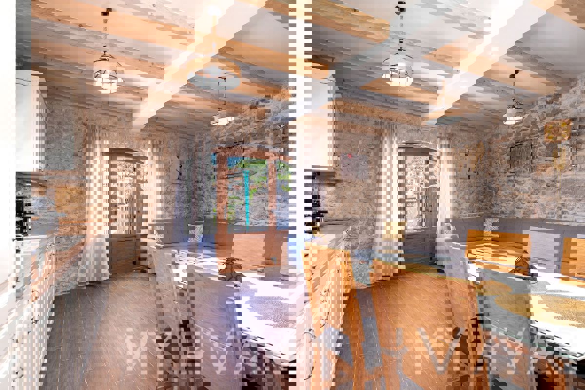 Villa di Campagna di Lusso con Piscina a Dol