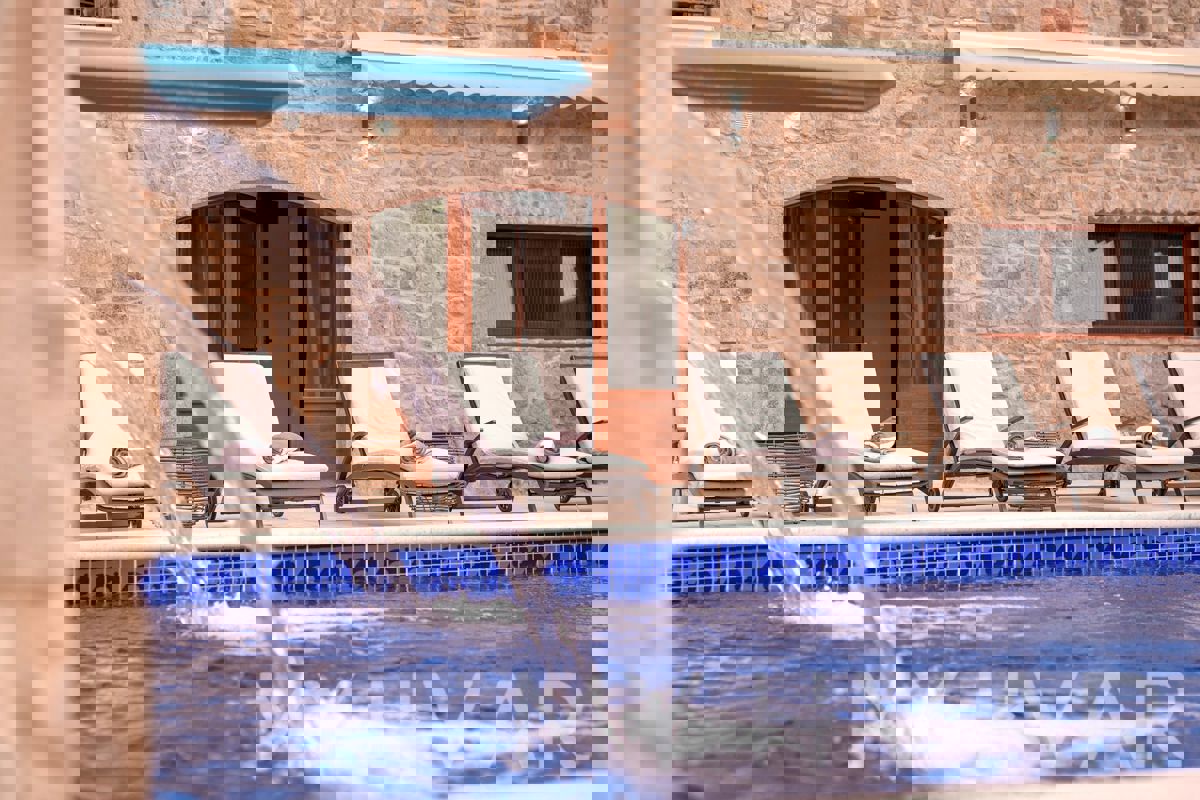 Villa di Campagna di Lusso con Piscina a Dol