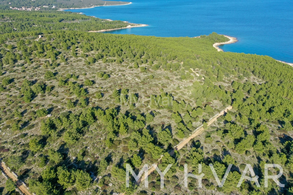 Terreno a Vrboska con possibilità di costruzione