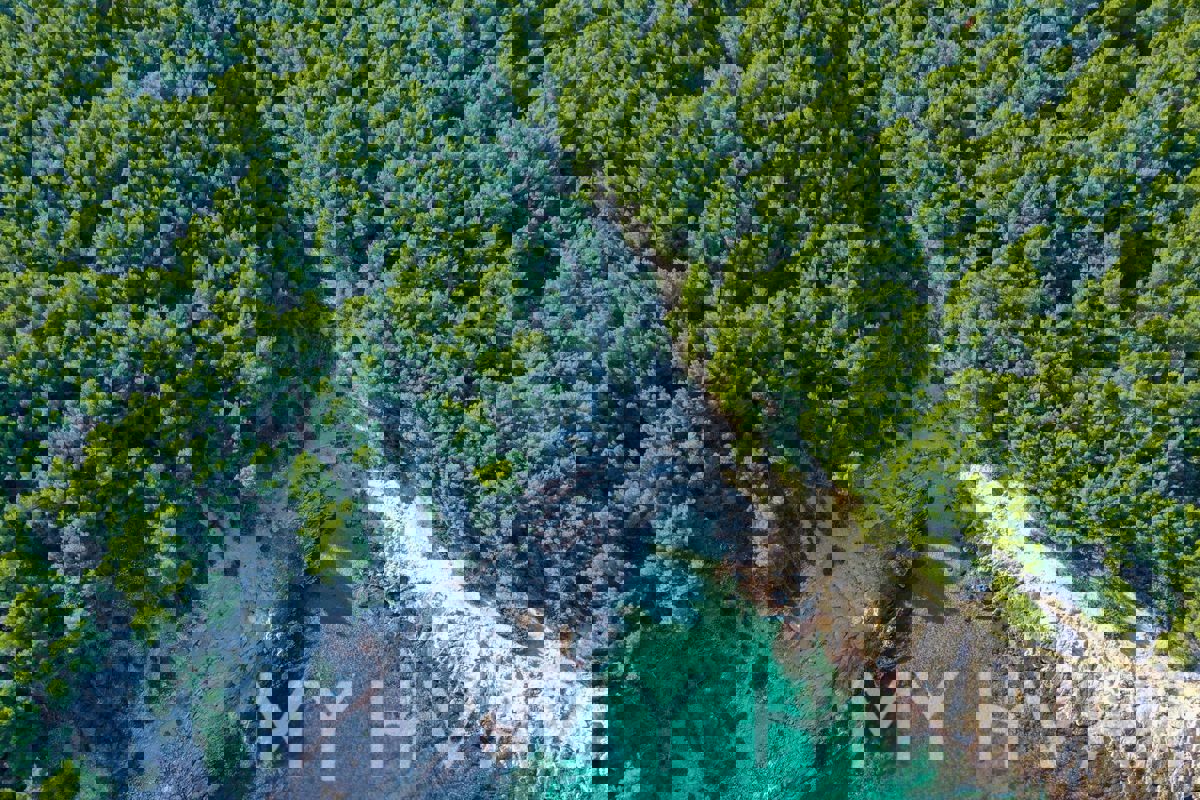 Terreno a Vrboska con possibilità di costruzione