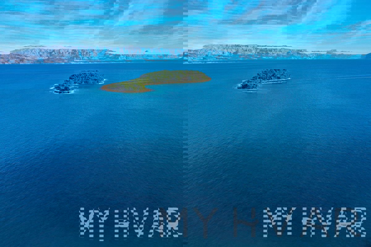 Terreno a Vrboska con possibilità di costruzione