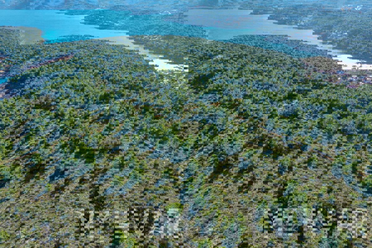 Terreno a Vrboska con possibilità di costruzione