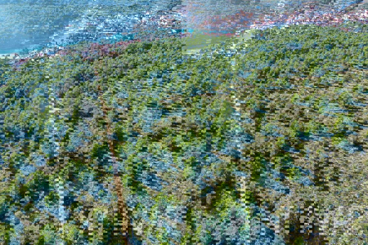 Terreno a Vrboska con possibilità di costruzione