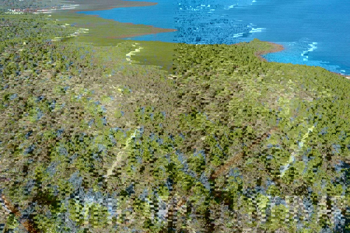 Terreno a Vrboska con possibilità di costruzione