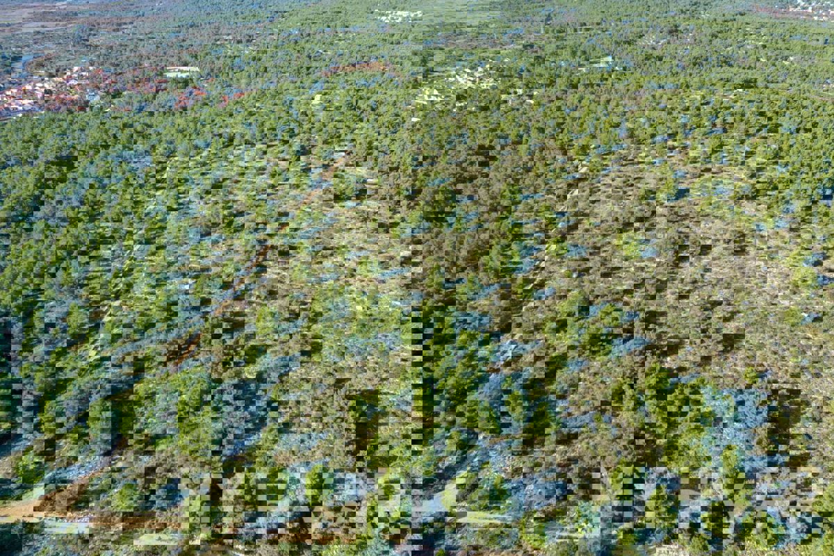 Terreno a Vrboska con possibilità di costruzione