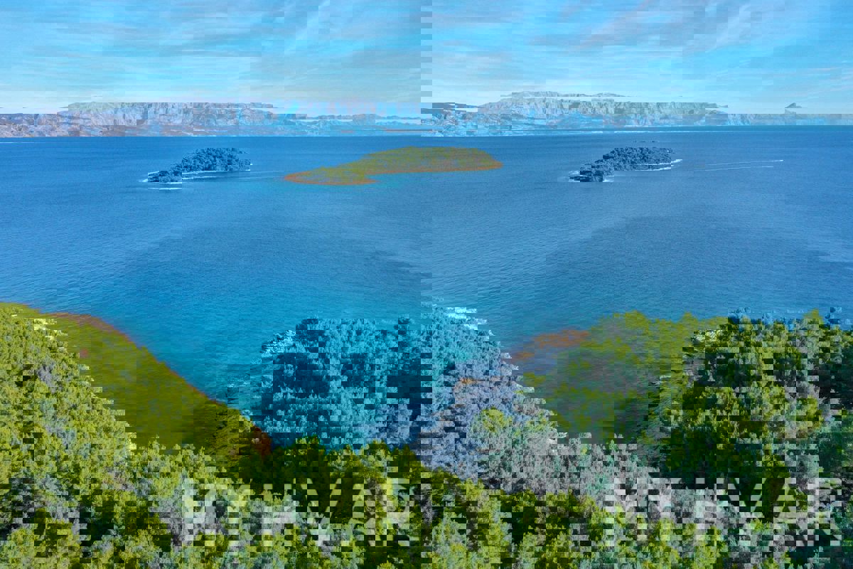 Terreno a Vrboska con possibilità di costruzione