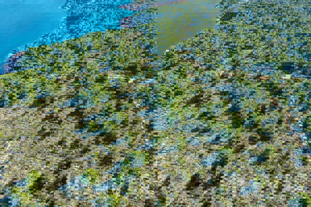 Terreno a Vrboska con possibilità di costruzione