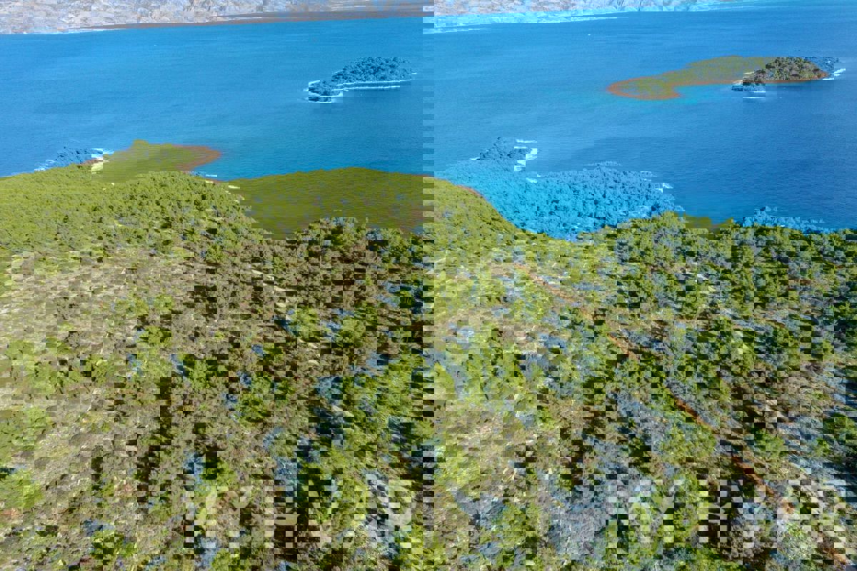 Terreno a Vrboska con possibilità di costruzione