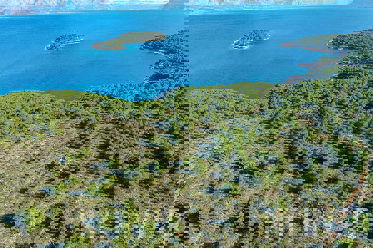 Terreno a Vrboska con possibilità di costruzione