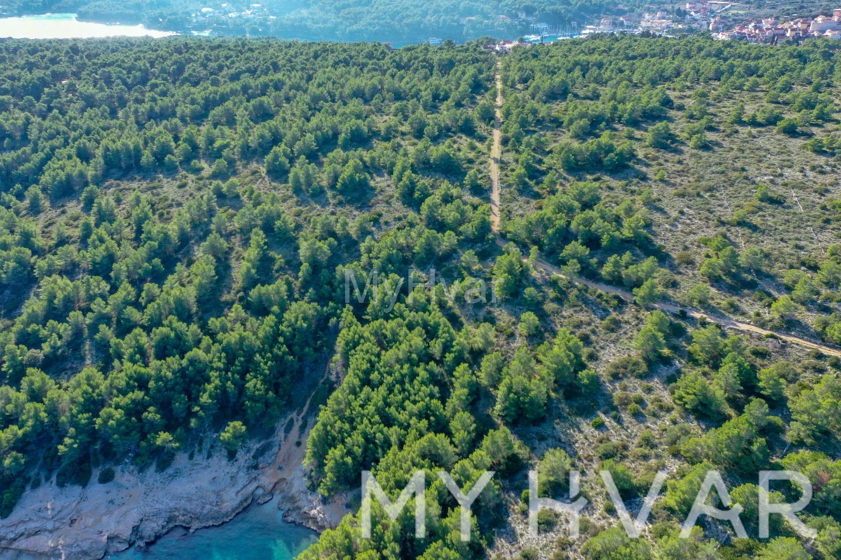 Terreno a Vrboska con possibilità di costruzione