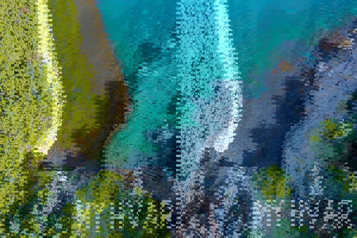 Terreno a Vrboska con possibilità di costruzione