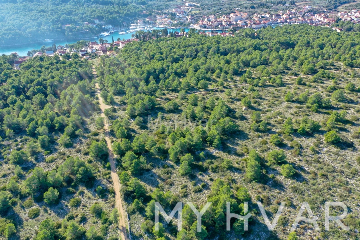 Terreno a Vrboska con possibilità di costruzione