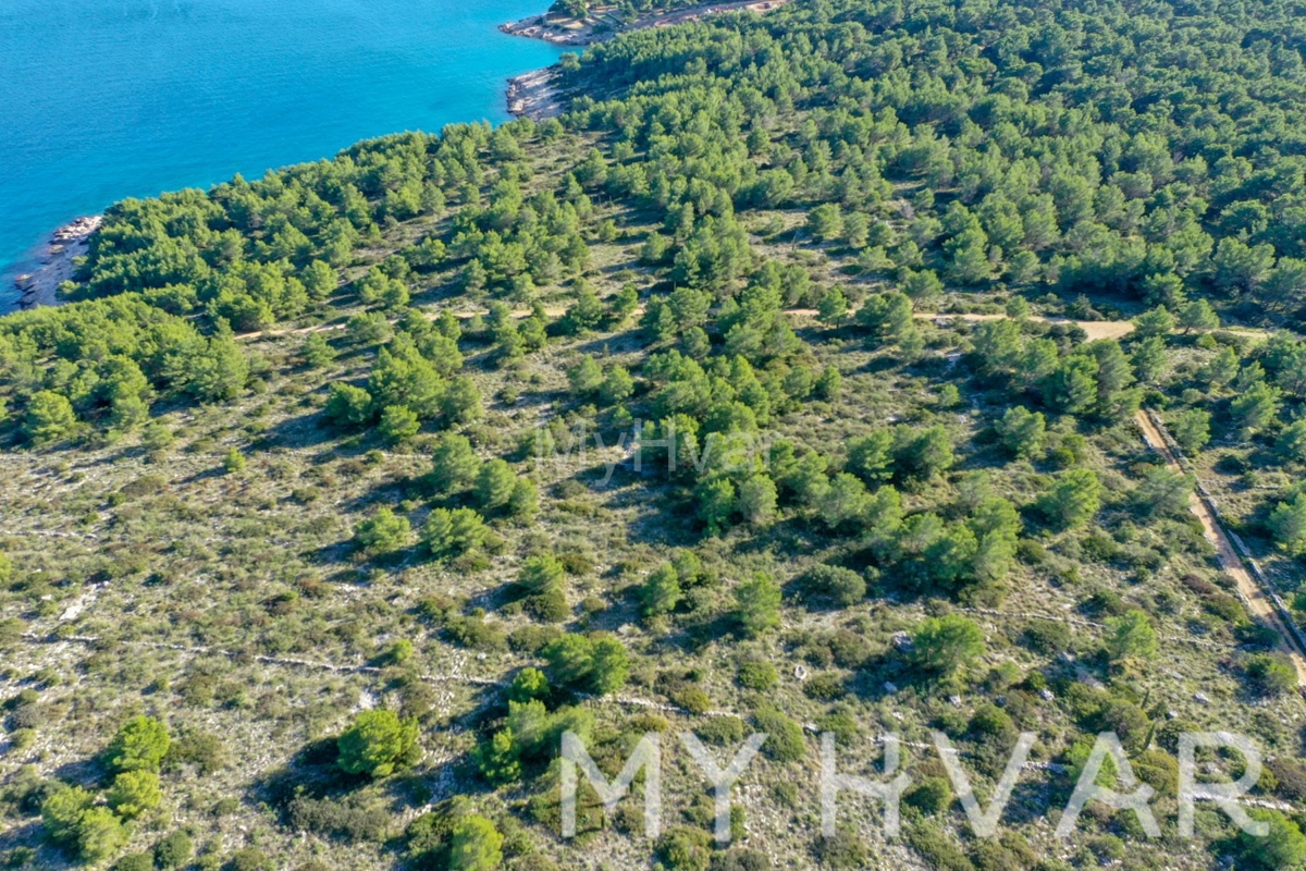 Terreno a Vrboska con possibilità di costruzione