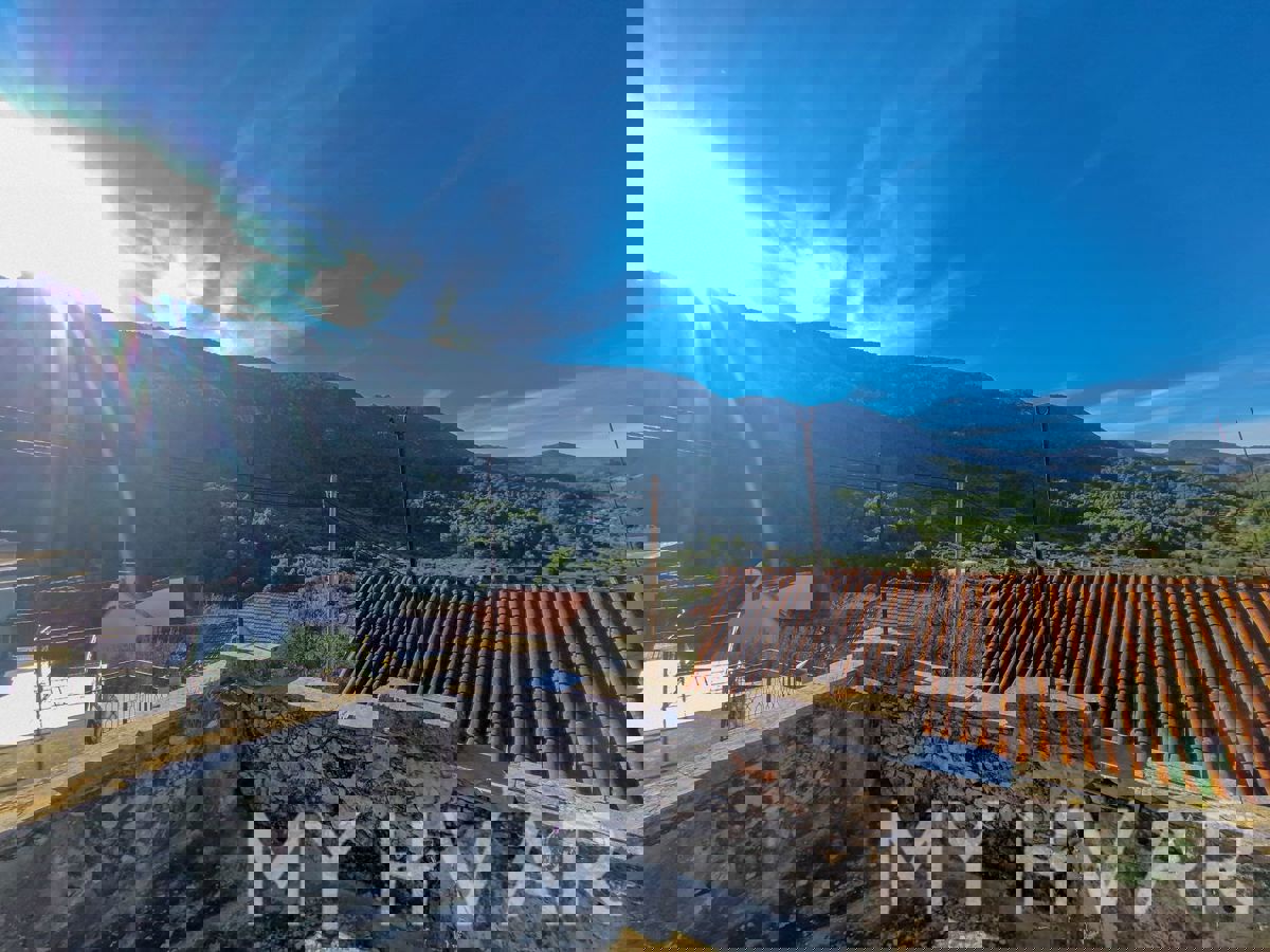 Casa in pietra annessa a Vrisnik