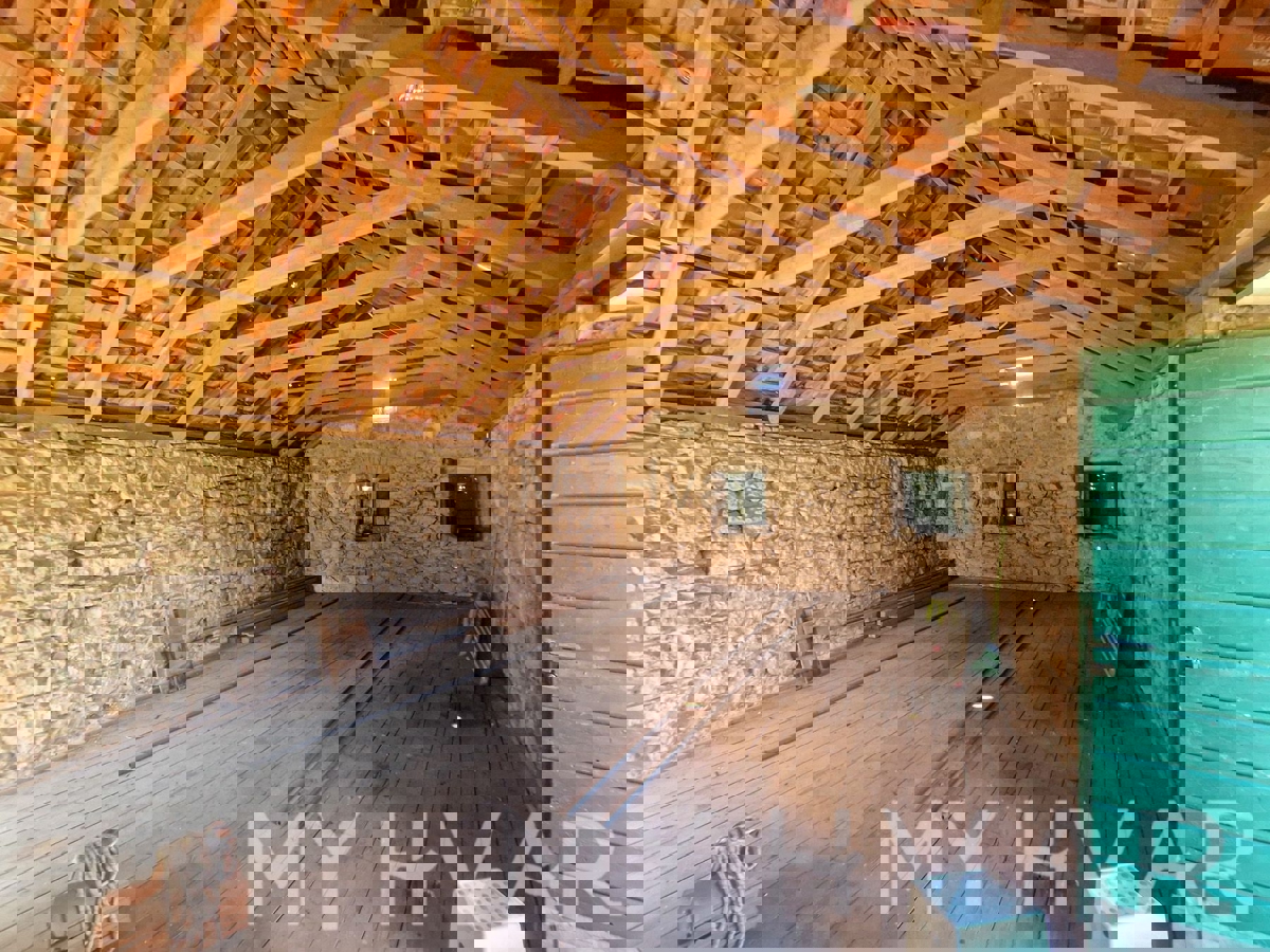 Casa in pietra a Vrbanj con giardino e terrazza