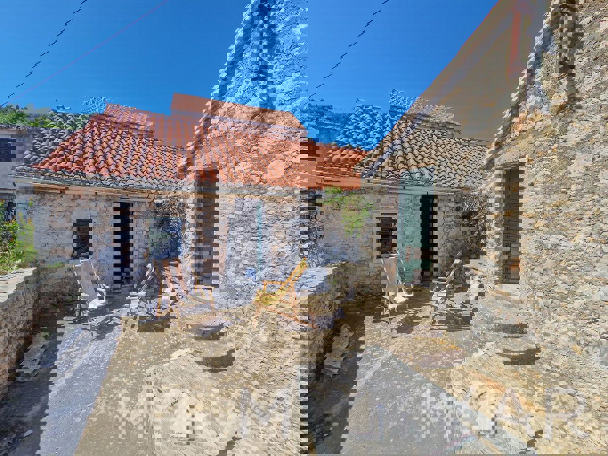 Casa in pietra a Vrbanj con giardino e terrazza